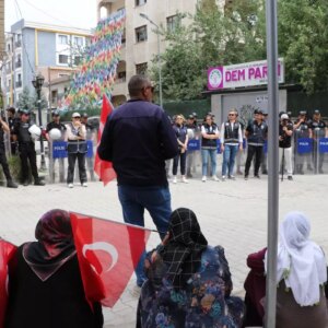 pkk tarafindan kacirilan evlatlari icin eylem yapan ailelerden cagri gelin teslim olun Q6aHyKP7