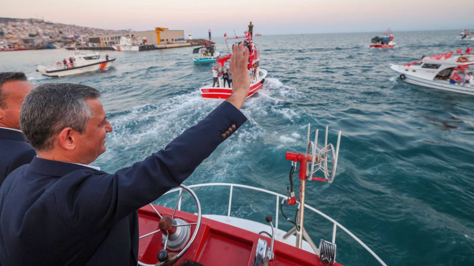 Özgür Özel, balıkçılarla “av sezonu”nu açtı: Ekmeğini denizden çıkaran emekçilere selam olsun ozgur ozel balikcilarla av sezonunu acti ekmegini denizden cikaran emekcilere selam olsun pI7hsMiq