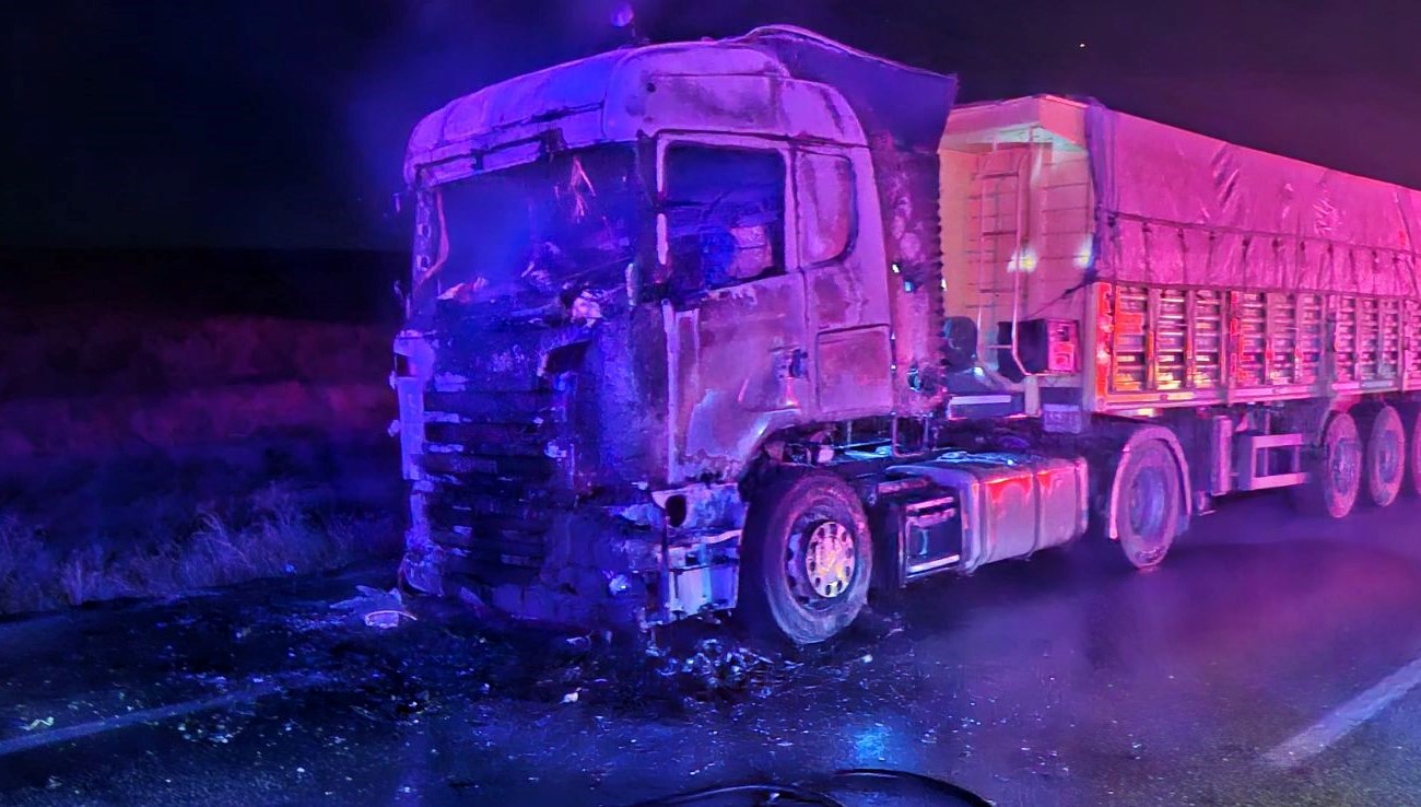 seyir halindeki tir alevlere teslim oldu lDEcyIeq