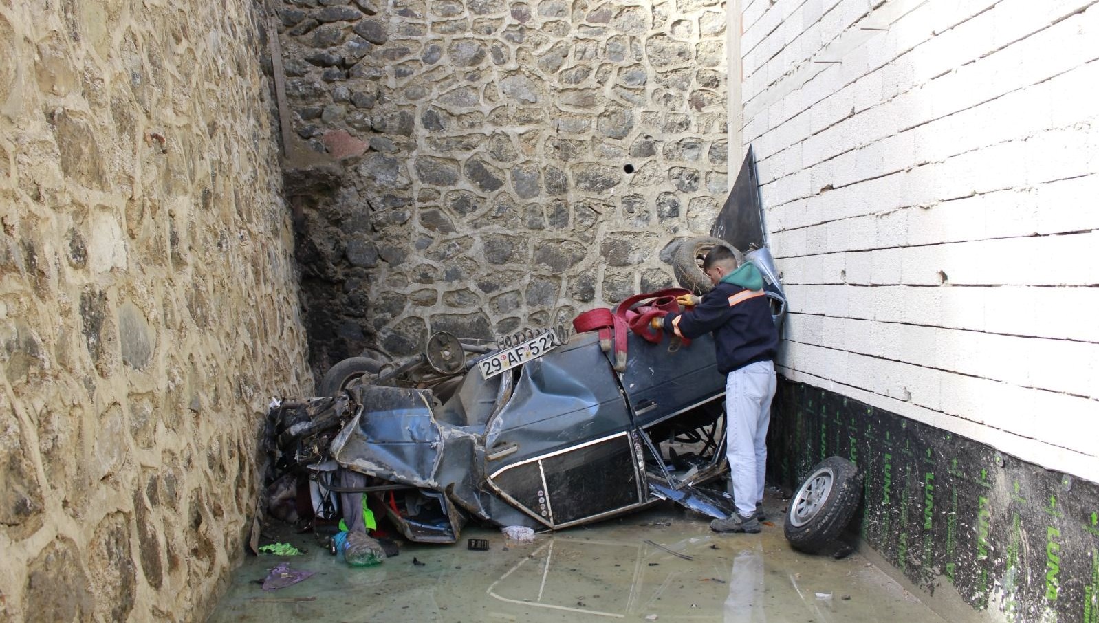 60 metrelik ucurumdan asagiya yuvarlandi AsHmbgu2.jpg