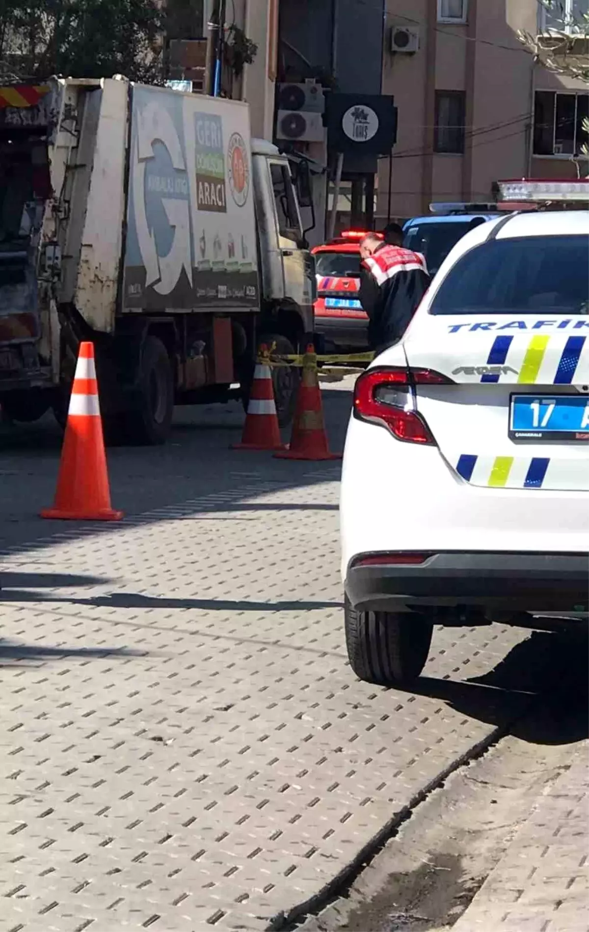 canakkalede yasli adam kamyonun carpmasi sonucu hayatini kaybetti smAZvFJE