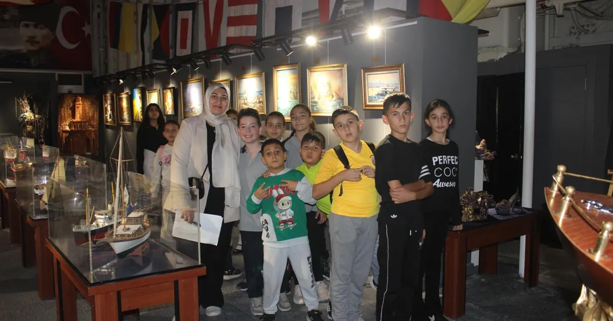 izmirli ogrenciler dil becerilerini gezerek pekistiriyor Y8DliaWd.webp