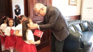 anasinifi-ogrencileri-baskan-arslani-ziyaret-etti-23-nisan-coskusu-makama-tasindi-FpYwNQWV