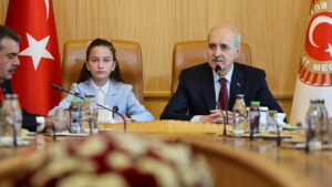 kurtulmusun-koltuguna-oturdu-sozleri-dikkat-cekti-okullar-cocuklarin-guvende-hissettigi-yerler-olmasi-gerekir-5w9ROpLi