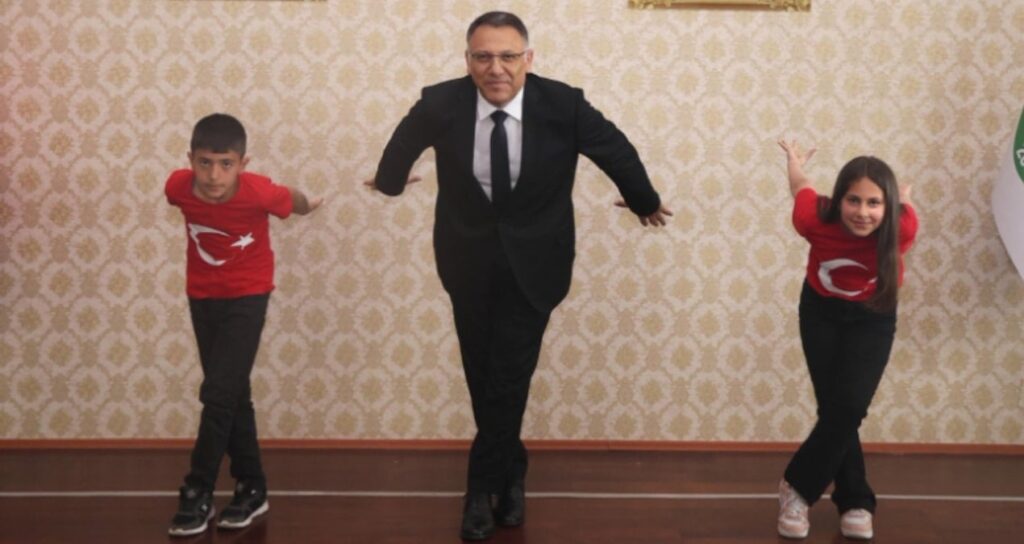 rektorluk-makamini-devralan-cocuklardan-kartal-dansi-mfTVz97C