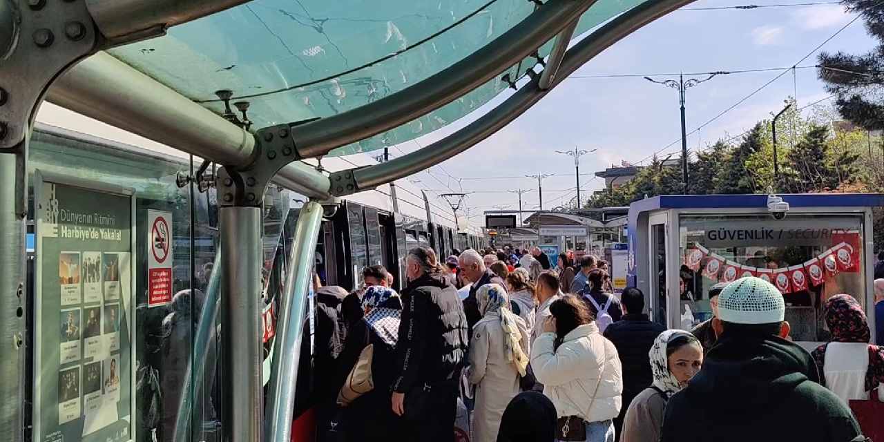 Tramvay Seferleri Aksadı, Yolcular Raylarda Yürümek Zorunda Kaldı